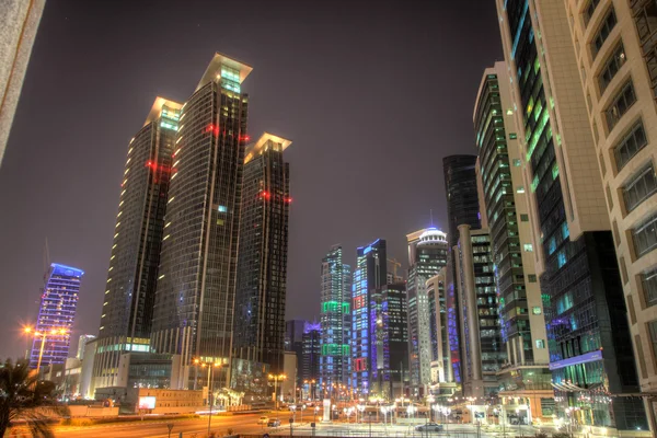 Doha en ville la nuit. Photo HDR. Doha, Qatar, Moyen-Orient — Photo