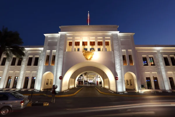 Bab el bahrain suku bramy oświetlone w nocy. Manama, Bahrajn, mętlik wschód — Φωτογραφία Αρχείου