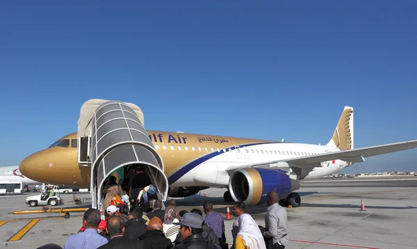 Aviões da Gulf Air a embarcar. Manama, Reino do Bahrein — Fotografia de Stock