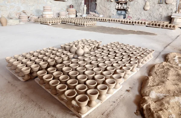 Hand made amphoras in a traditional pottery. Bahrain, Middle East — Stock Photo, Image