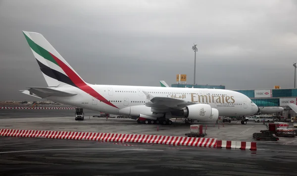 Airbus a380 bij de internationale luchthaven van dubai, Verenigde Arabische Emiraten — Stockfoto