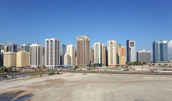 Residentiële gebouwen in de stad van abu dhabi, Verenigde Arabische Emiraten — Stockfoto