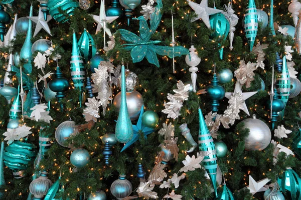 Крупный план красивой рождественской елки — стоковое фото
