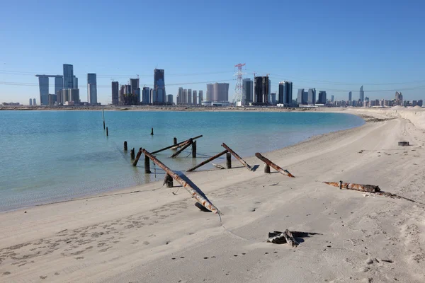 Vista di Abu Dhabi dall'isola di Saadiyat, Emirati Arabi Uniti — Foto Stock