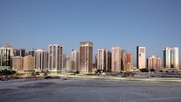 Skyline de Abu Dhabi ao entardecer, Emirados Árabes Unidos — Fotografia de Stock