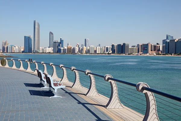 Corniche en Abu Dhabi, Emiratos Árabes Unidos — Foto de Stock