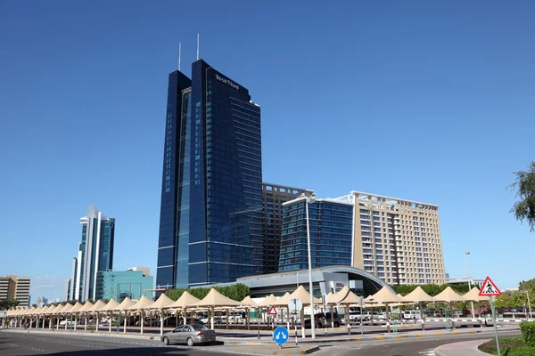 Dusit Thani hotel na cidade de Abu Dhabi, Emirados Árabes Unidos — Fotografia de Stock