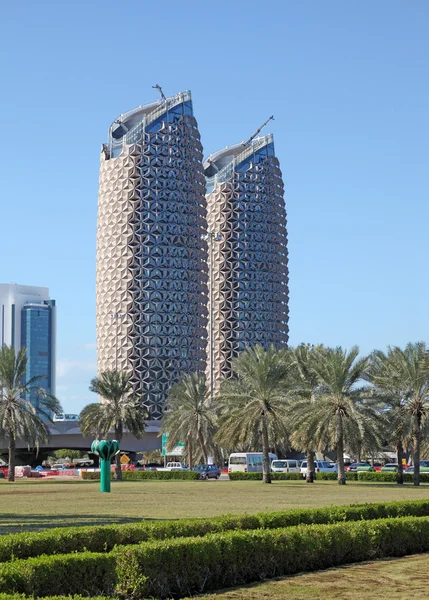 Al Bahr Towers en la ciudad de Abu Dhabi, Emiratos Árabes Unidos —  Fotos de Stock