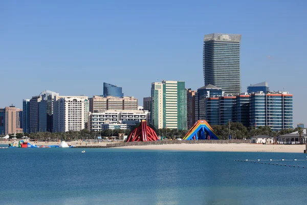 Abu Dhabi beach and skyline. United Arab Emirates — Stock Photo, Image