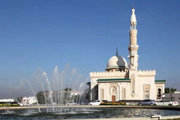Moskén och fontänen i staden sharjah, Förenade Arabemiraten — Stockfoto