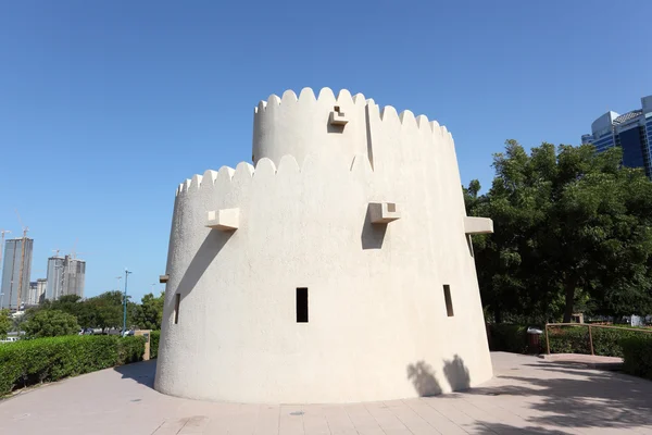 Torre velha no parque corniche em Abu Dhabi, Emirados Árabes Unidos — Fotografia de Stock