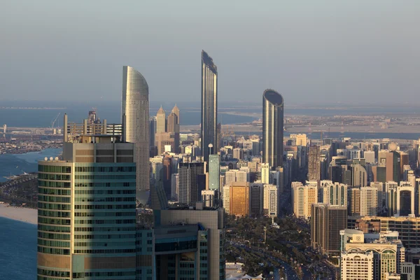 Şehrin abu dhabi, Birleşik Arap Emirlikleri havadan görünümü — Stok fotoğraf