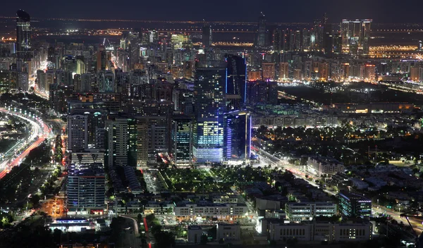 Stadt abu dhabi in der Nacht. Vereinigte Arabische Emirate — Stockfoto