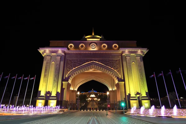 Puerta Emirates Palace iluminada por la noche. Abu Dhabi, Emiratos Árabes Unidos —  Fotos de Stock