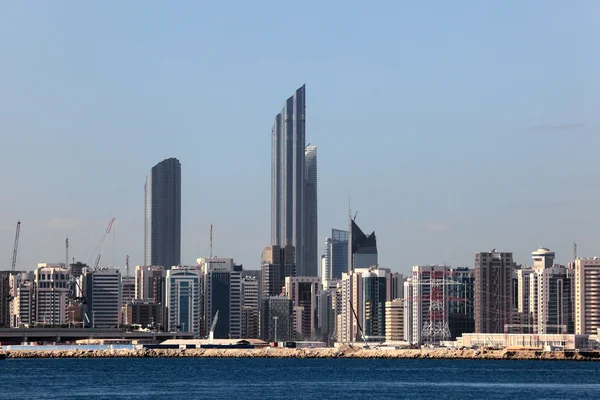 El horizonte del centro de Abu Dhabi. Emiratos Árabes Unidos — Foto de Stock