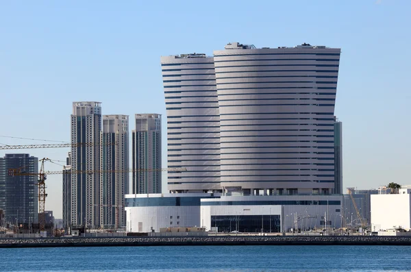 Współczesne budynki w centrum abu dhabi, Zjednoczone Emiraty Arabskie — Zdjęcie stockowe