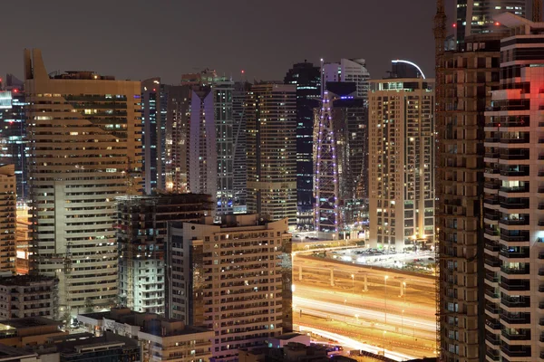 高层建筑在迪拜码头在晚上。阿拉伯联合酋长国 — 图库照片
