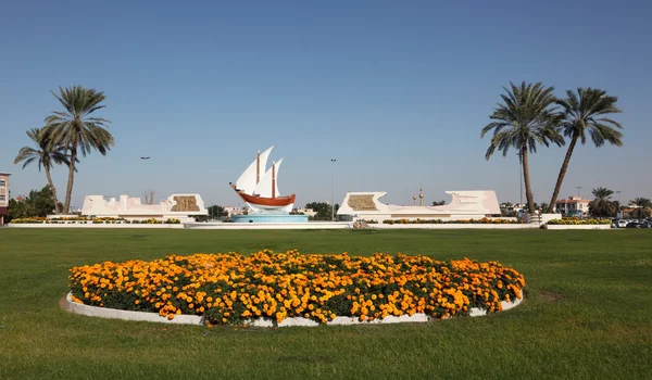 Flores en la rotonda de Kuwait en Sharjah City, Emiratos Árabes Unidos — Foto de Stock