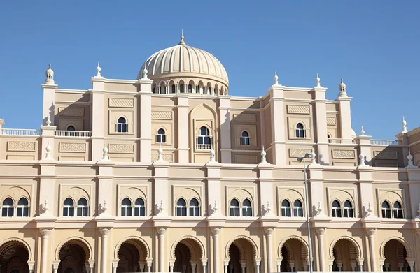 Traditionell arabisk arkitektur i staden sharjah, Förenade Arabemiraten — Stockfoto