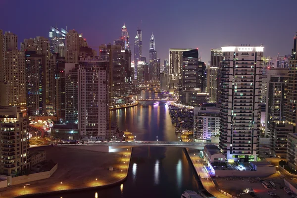 Ντουμπάι Μαρίνα φωτίζεται τη νύχτα. Ηνωμένα Αραβικά Εμιράτα — Φωτογραφία Αρχείου