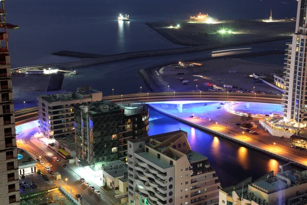 Dubai Marina oplyst om natten. De Forenede Arabiske Emirater - Stock-foto