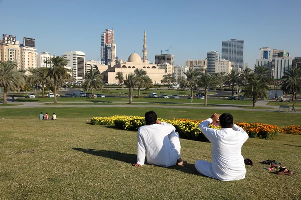 Relajarse en la plaza principal de la ciudad de Sharjah. Emiratos Árabes Unidos — Foto de Stock