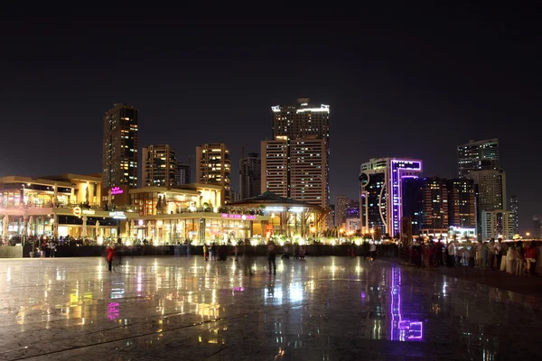Piazza a Sharjah City di notte. Emirati Arabi Uniti — Foto Stock