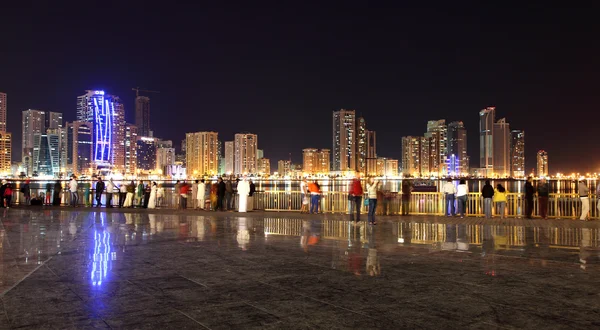 Place à Sharjah City la nuit. Émirats arabes unis — Photo