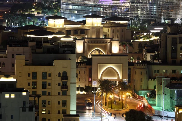 ドバイのダウンタウンの夜に照らされます。アラブ首長国連邦 — ストック写真