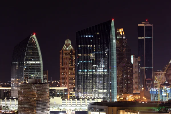 Dubai downtown v noci osvětlené. Spojené arabské emiráty — Stock fotografie