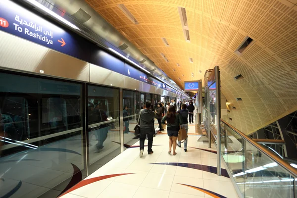 Metro Station Platform en Dubai City, Emiratos Árabes Unidos — Foto de Stock
