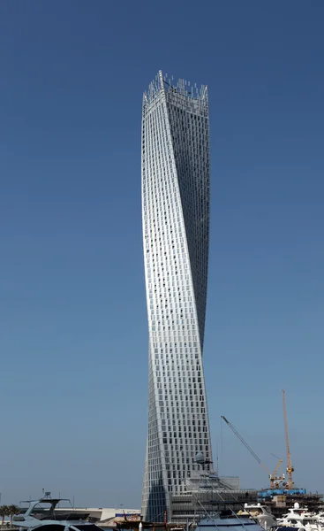 Wieża cayan, lub nieskończoność tower w dzielnicy dubai marina, Zjednoczone Emiraty Arabskie — Zdjęcie stockowe