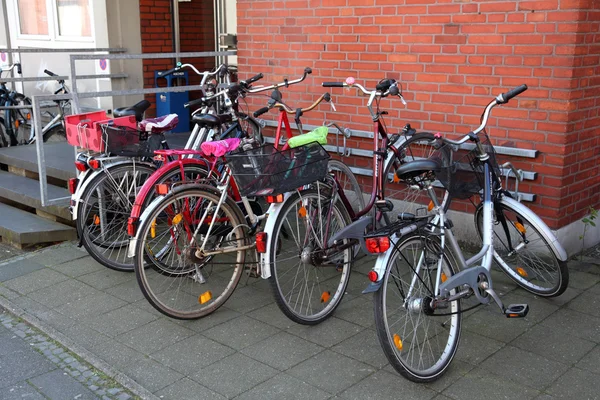 Bicicletas aparcadas en una casa en la ciudad de Munster, Renania del Norte-Westfalia, Alemania — Foto de Stock