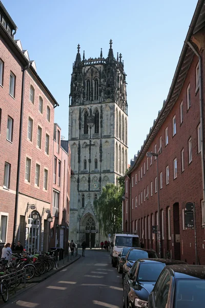 Campanario en el casco antiguo de Munster. Renania del Norte-Westfalia, Alemania — Foto de Stock