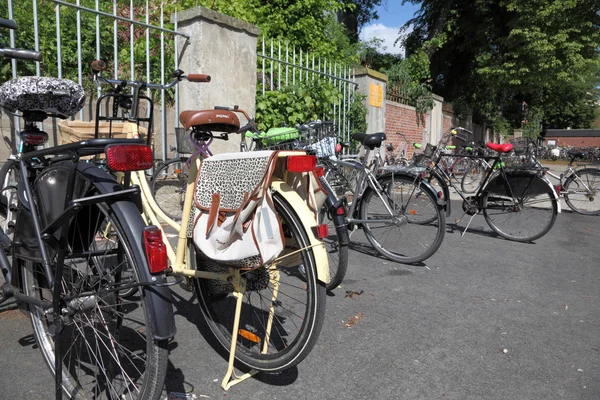 Biciclette parcheggiate nella città di Munster, Renania settentrionale-Vestfalia, Germania — Foto Stock