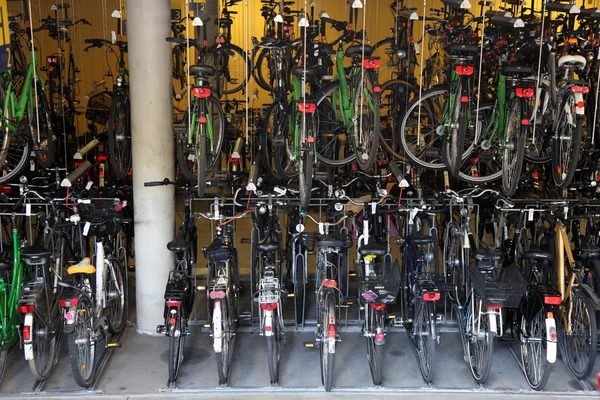 Garagem de bicicletas em Munster. Renânia do Norte-Vestefália, Alemanha — Fotografia de Stock