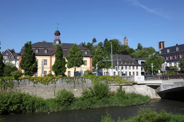 Река Укроп в городке Диллхаус, Гессен, Германия — стоковое фото