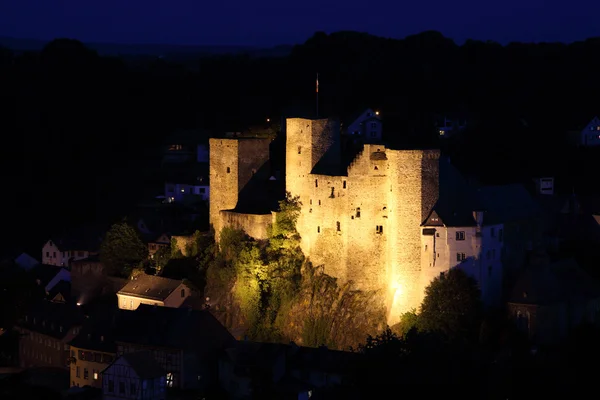 Fortaleza medieval en la ciudad Runkel iluminada por la noche. Hesse, Alemania —  Fotos de Stock