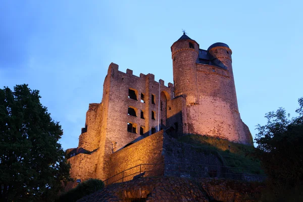 Antiguo Castillo Greifenstein iluminado por la noche. Hesse, Alemania — Foto de Stock