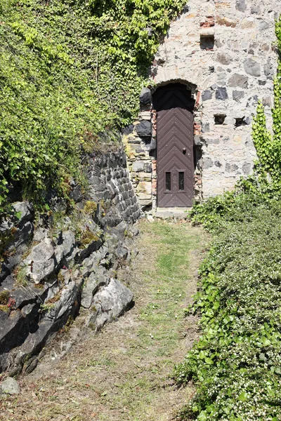 Deur in een middeleeuws kasteel greifenstein, Hessen, Duitsland — Stockfoto