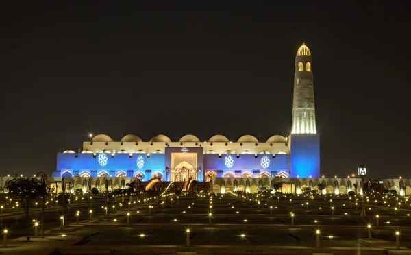 Grande mosquée à Doha la nuit. Qatar, Moyen-Orient — Photo