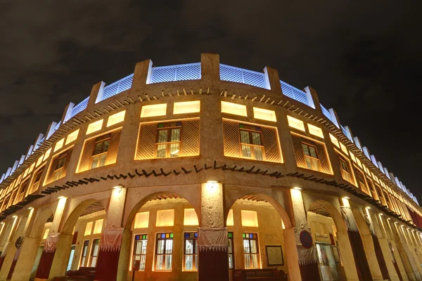 Bâtiment Souq Waqif illuminé la nuit. Doha, Qatar — Photo