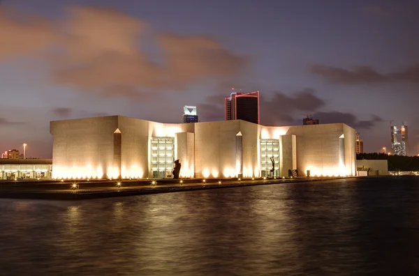 National museum of bahrain upplyst på natten. Manama, bahrain, Mellanöstern — Stockfoto