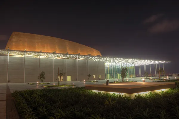 Narodowy Teatr Bahrajn oświetlone w nocy. Manama, Bahrajn, Bliski Wschód — Zdjęcie stockowe