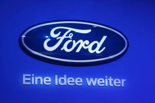 Leipzig, Tyskland - 1 juni: ford logotyp och mottot - eine idee weiter (en idé framåt) på ami - auto mobil internationella mässan på den 1: a juni, 2014 i leipzig, Tyskland — Stockfoto