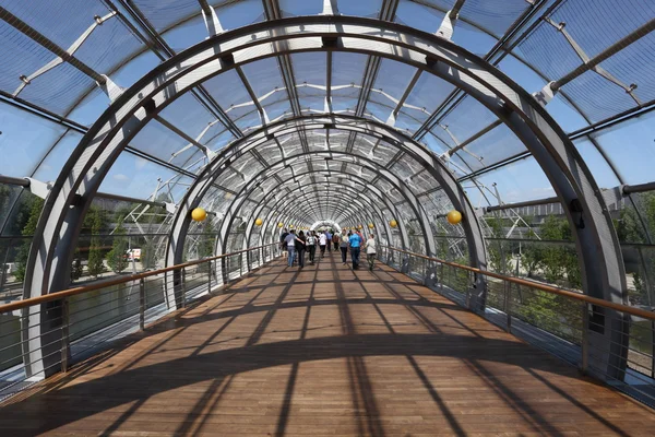 Voetgangers viaduct bij de leipzig trade fair building. Saksen, Duitsland — Stockfoto