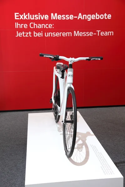 Nuova bicicletta KIA all'AMI - Auto Mobile International Trade Fair il 1 giugno 2014 a Lipsia, Sassonia, Germania — Foto Stock