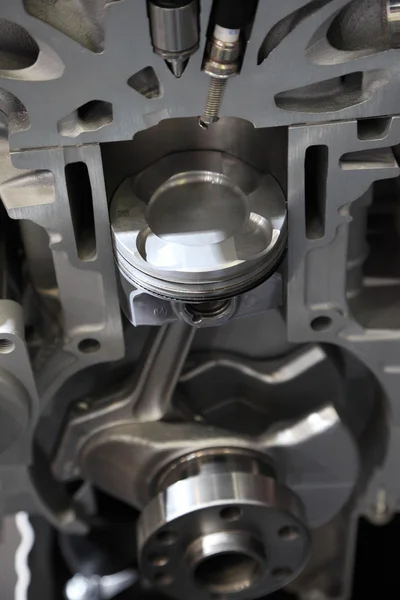 Сечение двигателя с поршнем и цилиндром — стоковое фото