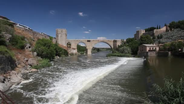 Nehir tajo ve san martin köprü Toledo, İspanya — Stok video