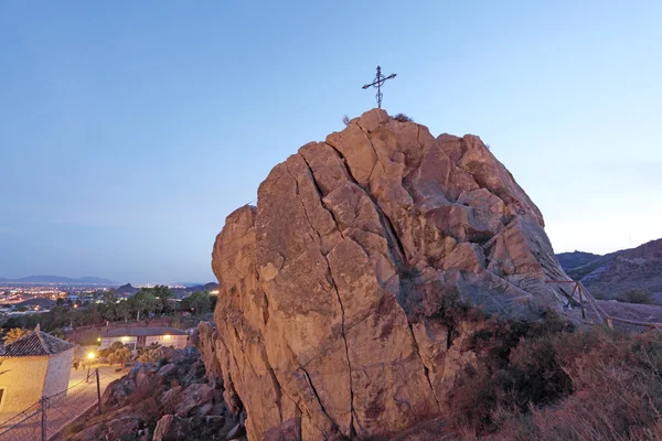 Croce cristiana sulla cima di una roccia a Lorca, provincia di Murcia, Spagna — Foto Stock